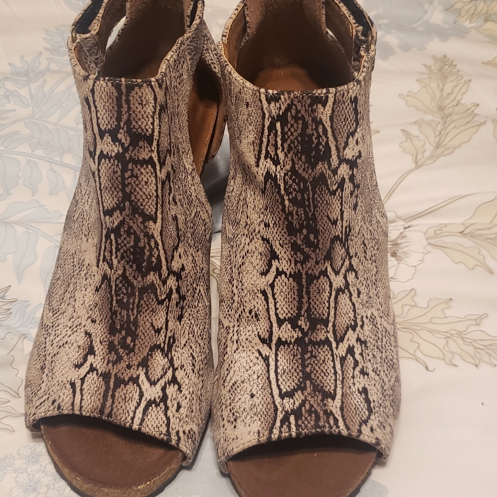 CORKY SUNBURST TAUPE SNAKE